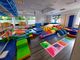 Turnhalle bunt eingerichtet in der Praxis "Bewegung Kinderleicht" in Eppinghoven | Wibke Limke