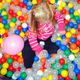 Mädchen spielt im Bällebad